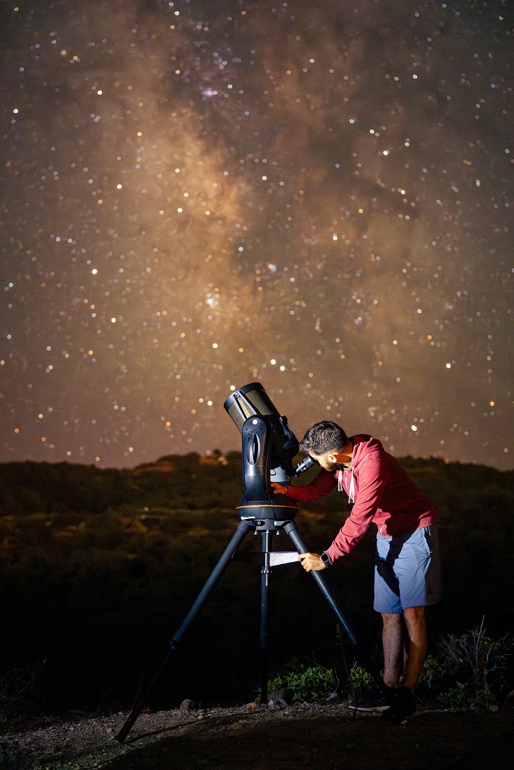 Michalis Reisis running a stargazing event