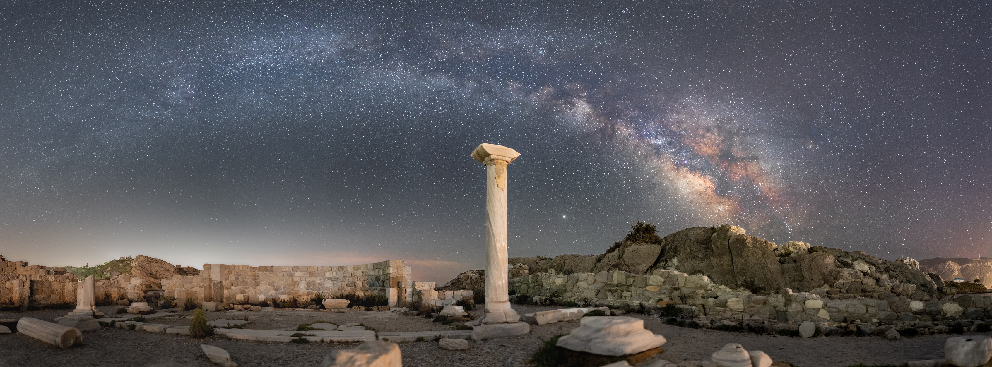 Wide-field Milky Way nightscape